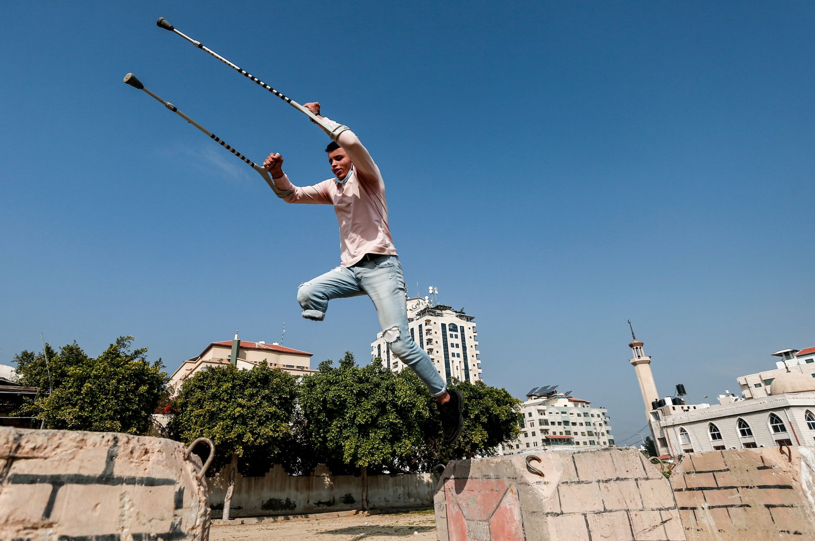 Niềm đam mê parkour của chàng trai Palestine tật nguyền